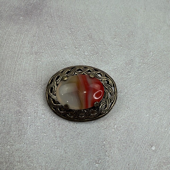 Brooch Vintage Orange Red White Gold Tone Brass Classy‎ - Picture 1 of 7